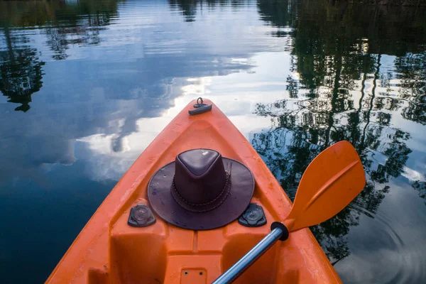 Kayak Naranja Navegando Lago Tranquilo Kayak Hay Una Paleta Sombrero — Foto de Stock