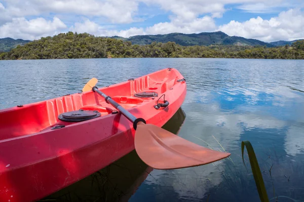 Kayak Rojo Con Remo Estacionado Junto Lago Día Soleado Buen — Foto de Stock