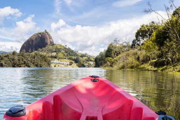 Kayak Rojo Lago Camino Piedra Peol Guatape Colombia — Foto de Stock