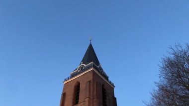 WOERDEN, Hollanda - 3 Mart 2021: Petruskerk, Hollanda 'nın Woerden kentindeki Reform Kilisesi. Akşam ışığında eğik çekim