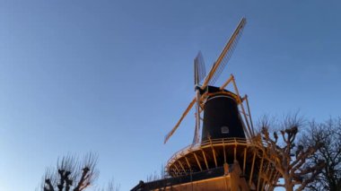 Yel değirmeni de Windhond, Woerden şehrinin tarihsel bir özelliğidir. 1755 'te inşa edilmiş. Bugün değirmen iyi bakımlı ve şehrin önemli bir parçasıdır. Parallax iğnesi