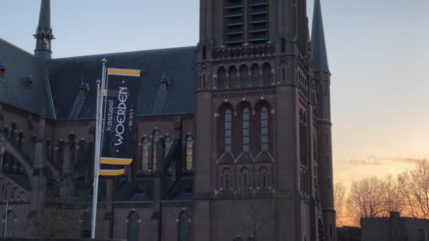 Woerden オランダ 2021年3月25日 オランダのウールデンにあるカトリック教会Saint Bonaventura Churchを閉鎖します 街の夕日 スタティックショット — ストック動画