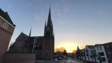 WOERDEN, Hollanda - 25 Mart 2021: Hollanda Woerden 'deki Katolik Saint Bonaventura Kilisesi' ni kapatın. Şehirde günbatımı. Kuruluş çekimi