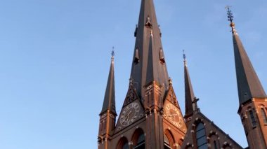 WOERDEN, Hollanda - 25 Mart 2021: Hollanda Woerden 'deki Katolik Saint Bonaventura Kilisesi' ni kapatın. Altın saat. Yukarıdan aşağı çevirme vuruşu