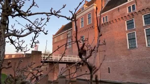 Parallaxenaufnahme Von Schloss Woerden Den Niederlanden Während Der Goldenen Stunde — Stockvideo