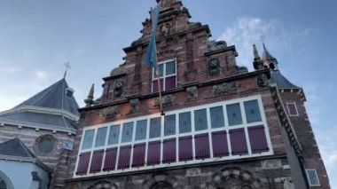 WOERDEN, Hollanda - 25 Mart 2021: Şehir müzesi ulusal bir anıttır ve Güney Hollanda 'nın Woerden kentinin eski belediye binasıdır.