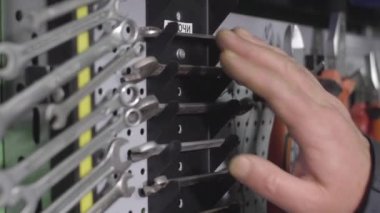 Bir fabrika işçisi, kendi tezgahında diğerleri arasından doğru aleti seçer.