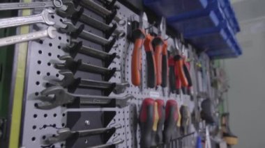 Fabrikada farklı aletlerle profesyonel bir tezgahın tanıtımı