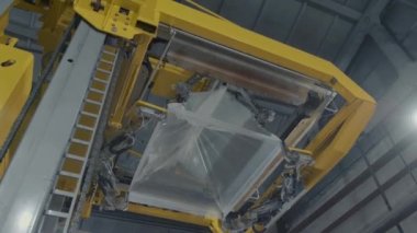 Fabrikada cam üfleme ürünleri üretimi için ambalaj makinesinin çalışması
