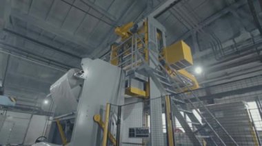 Konveyör hattında cam üfleme fabrikası üretimi için paketleme makinesi