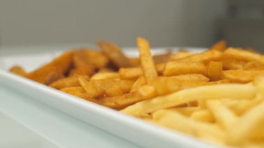 Tüketime hazır taze patates kızartması.