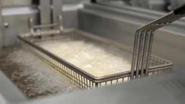 Kızarmış patatesleri kızgın yağda pişirmek.