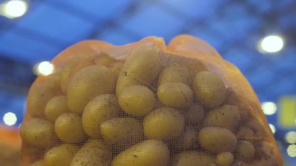 Patatas frescas en una bolsa lista para el transporte. — Vídeos de Stock