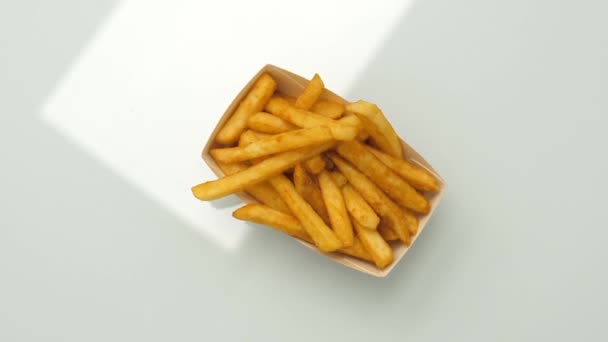 Frites fraîchement préparées dans un emballage prêt à la consommation — Video