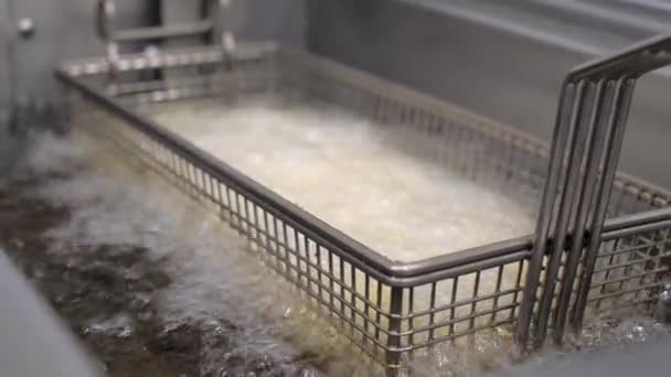 Gătitul cartofilor prăjiți în ulei fiert — Videoclip de stoc