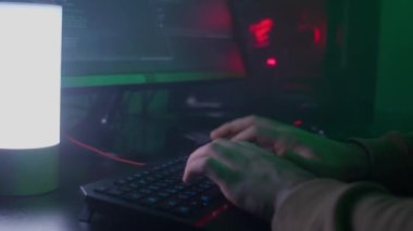 Programcılar klavyeye hızlı bir şekilde yazarlar, kodlama, programlama, geliştirme, lambanın ışığına bilgi girdiler, kişi bilgisayarda çalışır.