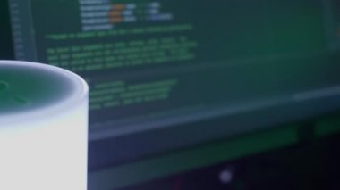 Programcılar klavyeye hızlı bir şekilde yazarlar, kodlama, programlama, geliştirme, lambanın ışığına bilgi girişi, bilgisayar üzerinde çalışan kişi, ekranda kod