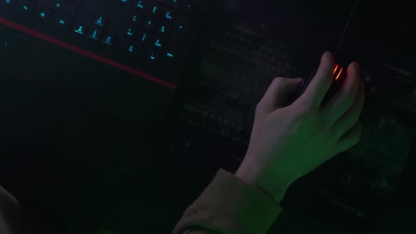 Программисты руками нажимают на мышь, быстро набирают на клавиатуре, кодируют, программируют, разрабатывают, вводят информацию в свет лампы, человек работает на компьютере — стоковое видео