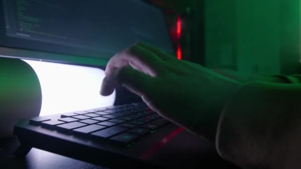 Les programmeurs tapent rapidement les mains sur le clavier, le codage, la programmation, le développement, la saisie d'informations à la lumière de la lampe, la personne travaille sur l'ordinateur — Video