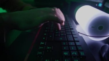 Programcılar klavyeye hızlı bir şekilde yazarlar, kodlama, programlama, geliştirme, lambanın ışığına bilgi girdiler, kişi bilgisayarda çalışır.