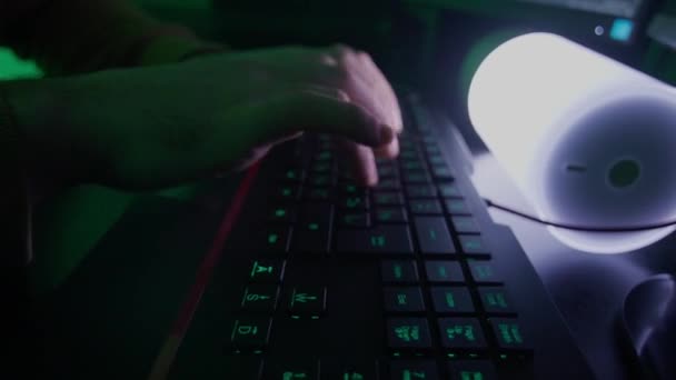 Программисты руки быстро набирают на клавиатуре, кодирование, программирование, разработка, ввод информации в свет лампы, человек работает на компьютере — стоковое видео