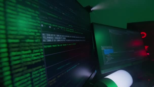 Ανώνυμο άτομο με λευκή μάσκα εργάζεται στον υπολογιστή, εισάγει κώδικα, πληκτρολογεί πολύ γρήγορα στο πληκτρολόγιο, ελέγχει τις πληροφορίες, κωδικοποίηση, μελέτη, προγραμματισμός, hacking — Αρχείο Βίντεο