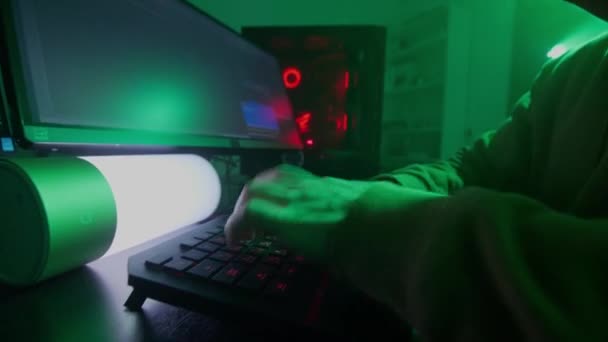 La persona anonima in una maschera bianca lavora sul computer, il codice di ingressi, i tipi molto veloci sulla tastiera, controlla le informazioni, la codifica, lo studio, la programmazione, l'hacking — Video Stock