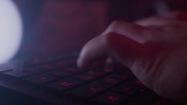 Programcılar klavyeye hızlı bir şekilde yazarlar, kodlama, programlama, geliştirme, lambanın ışığına bilgi girdiler, kişi bilgisayarda çalışır.