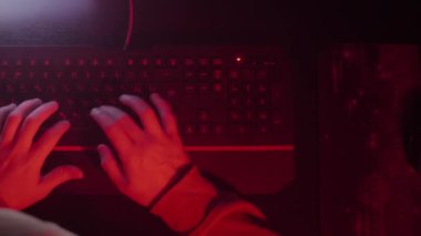 Programcılar klavyeye hızlı bir şekilde yazarlar, kodlama, programlama, geliştirme, lambanın ışığına bilgi girişi, bilgisayar üzerinde çalışan kişi, oyun