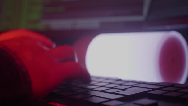 Os programadores mãos rapidamente digitar no teclado, codificação, programação, desenvolvimento, inputing informações à luz da lâmpada, a pessoa trabalha no computador — Vídeo de Stock