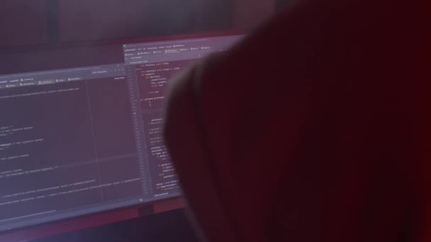 Persona anonima lavora sul computer, codice di input, tipi molto veloci sulla tastiera, controlla le informazioni, codifica, studio, programmazione, hacking — Video Stock