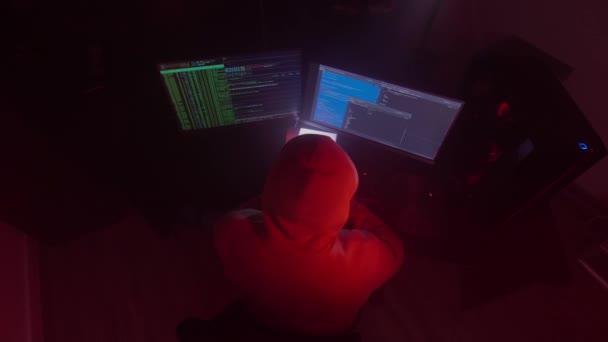 익명의 사람은 컴퓨터에서 일하고, 입력 코드를 쓰고, 키보드에 매우 빠르게 입력하고, 정보를 확인하고, 코딩하고, 공부하고, 프로그래밍하고, 해킹 합니다. — 비디오