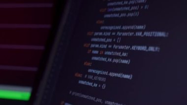 Bilgi ve veri, kodlama, programlama, hackleme ve veri girdileri sırasında ekranda akar