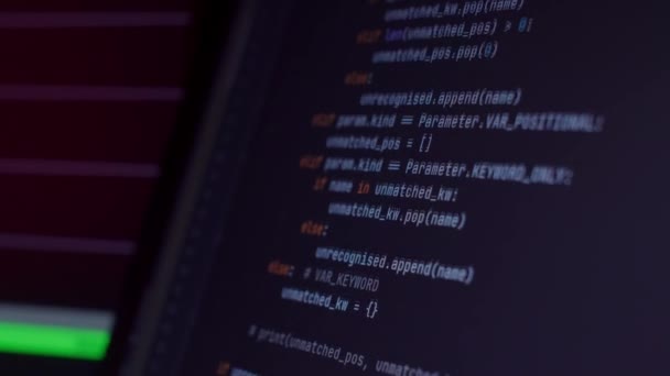 Flujos de información y datos en la pantalla mientras codifica, programa, hackea, ingresa información — Vídeos de Stock
