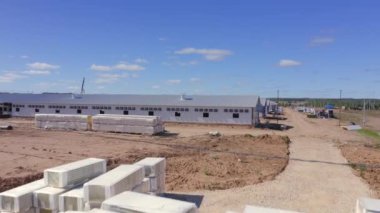 Domuz çiftliğinin kuş bakışı manzarası, çiftlik hayvanı yetiştirme kompleksinin üretim tesisleri, hayvan yetiştirme kompleksinin inşaat alanı.