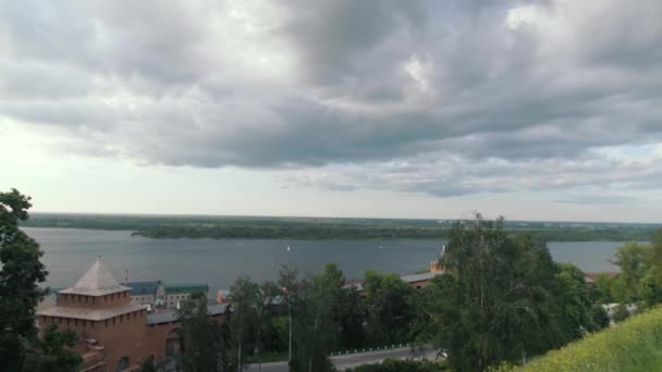 Vistas del Volga y torres del Kremlin de Nizhny Novgorod en verano, la belleza de la naturaleza en la ciudad, el viento balanceándose hierba y árboles, aves voladoras en el cielo — Vídeo de stock