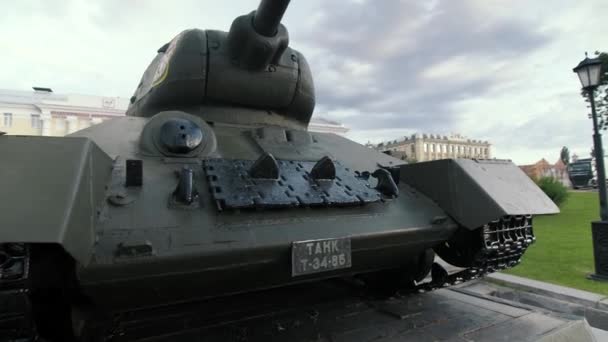 Pohled zblízka na přední část památníku Tank T 34 věnovaného sovětským hrdinům Velké vlastenecké války v Kremlu v Nižním Novgorodu v létě — Stock video