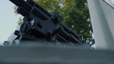 Yaz mevsiminde Nizhny Novgorod Kremlin 'deki Büyük Vatanseverlik Savaşı' nın topçu tipi top heykeline, askeri araç ve teçhizat müzesine yakından bir bakış.