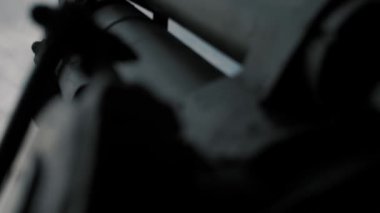 Yaz mevsiminde Nizhny Novgorod Kremlin 'deki Büyük Vatanseverlik Savaşı' nın topçu tipi top heykeline, askeri araç ve teçhizat müzesine yakından bir bakış.