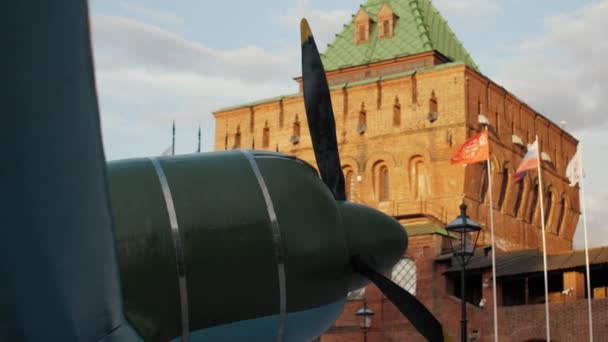 Uma visão de perto no avião de perseguição, lutador com um monumento de estrela vermelha da Grande guerra Patriótica no Kremlin de Nizhny Novgorod no verão, museu de veículos militares e equipamentos — Vídeo de Stock