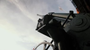 Yaz mevsiminde Nizhny Novgorod Kremlin 'deki Büyük Vatanseverlik Savaşı' nın topçu tipi top heykeline, askeri araç ve teçhizat müzesine yakından bir bakış.