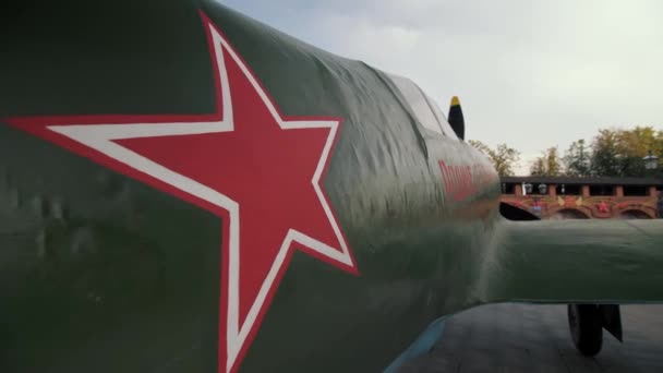 Blisko widok na samolot pościgowy, myśliwiec z czerwoną gwiazdą pomnik Wielkiej Wojny Ojczyźnianej na Kremlu Niżnego Nowogrodu latem, muzeum pojazdów wojskowych i sprzętu — Wideo stockowe