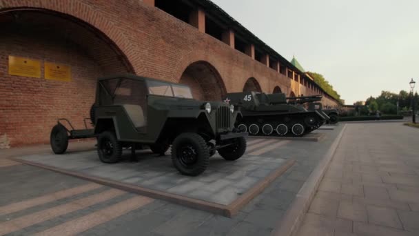 O priveliște asupra monumentelor sovietice de jeep și tancuri ale Marelui Război Patriotic din Kremlinul Nijni Novgorod în timpul verii, muzeul vehiculelor și echipamentelor militare — Videoclip de stoc