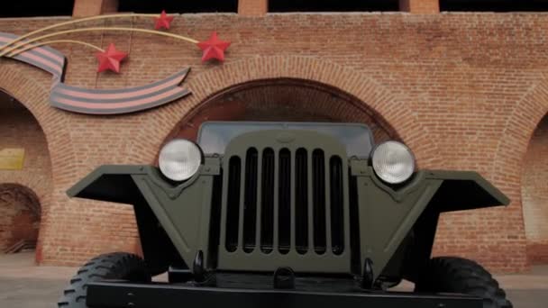 A close up view on the front part of soviet jeep monument of the Great Patriotic War in the Kremlin of Nizhny Novgorod in the summer, museum of military vehicles and equipment — Stock Video