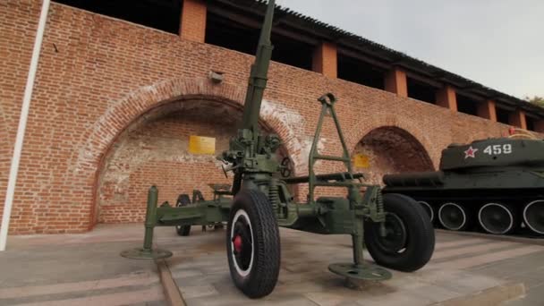 Uma visão de perto sobre o monumento do veículo de artilharia do tipo da Grande Guerra Patriótica no Kremlin de Nizhny Novgorod no verão, museu de veículos e equipamentos militares — Vídeo de Stock