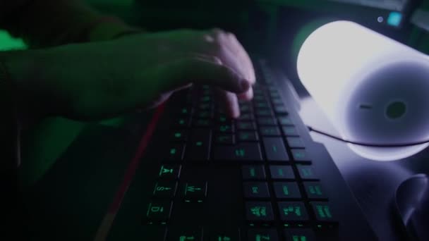 程序员的手在键盘上快速打字，编程，编程，开发，根据灯输入信息，人在计算机上工作 — 图库视频影像