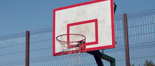 Close-up no aro de basquete no campo de esportes à noite na aldeia cottage, jogar e basquete de treinamento, fazendo esportes — Vídeo de Stock