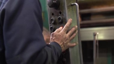 Fabrika üretim alanı, üretim işçilerine yakın. Endüstriyel makine, fabrika atölyesi ve atölyelerle çalışırken düğmeye bas.