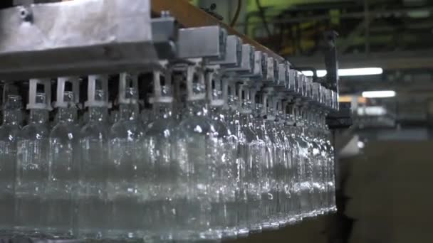 Fabrikfertige Glasbläserprodukte, Glasflaschen werden von der arbeitenden Fördermaschine zum Sortieren und Versand bewegt — Stockvideo