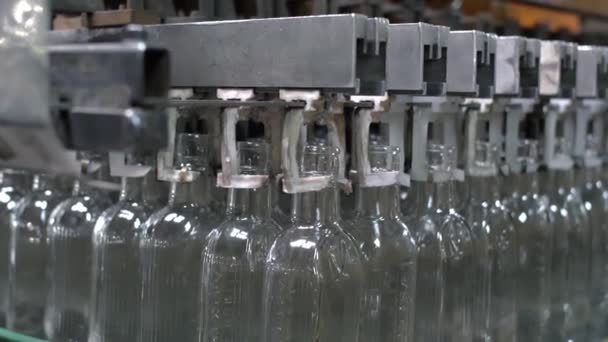Готові скляні фабричні вироби, скляні пляшки піднімаються робочою конвеєрною машиною для сортування та відправки — стокове відео